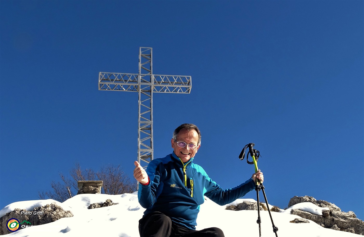 01 Alla croce di vetta del Monte Suchello (1541 m).JPG -                                